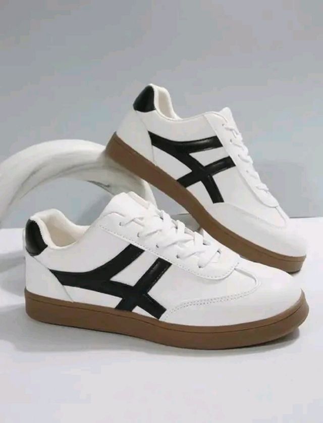 Men's White & Black Retro Runner Sneakers - Gum Sole Street Style